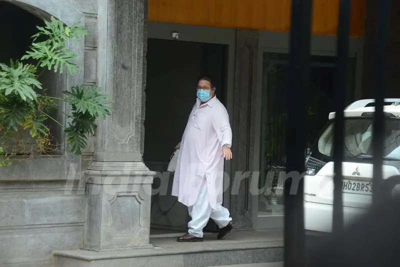 Kunal Kapoor snapped at Randhir Kapoor's house in Bandra