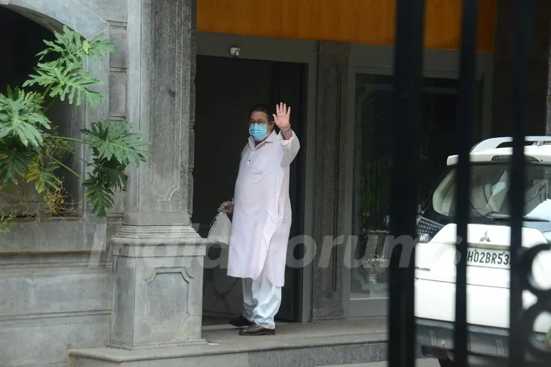 Kunal Kapoor snapped at Randhir Kapoor's house in Bandra