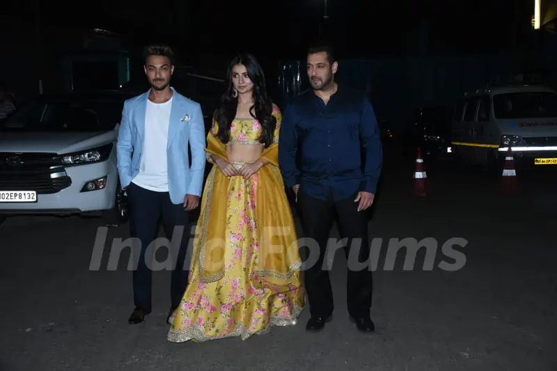 Salman Khan, Aayush Sharma and Mahima Makwana on the sets of The Big Picture 