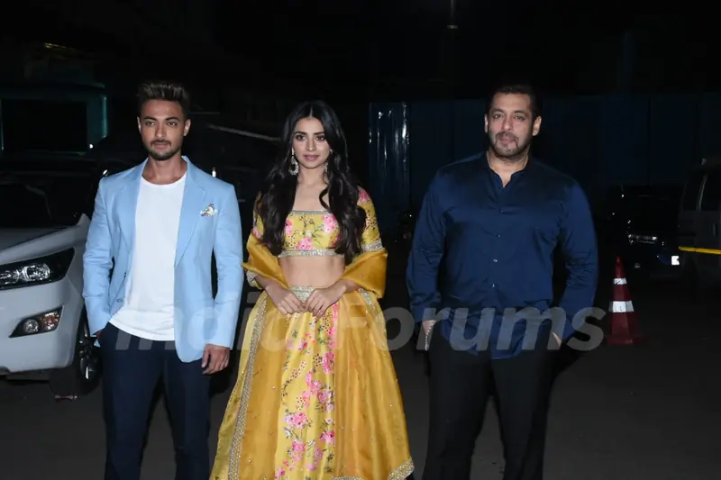 Salman Khan, Aayush Sharma and Mahima Makwana on the sets of The Big Picture 