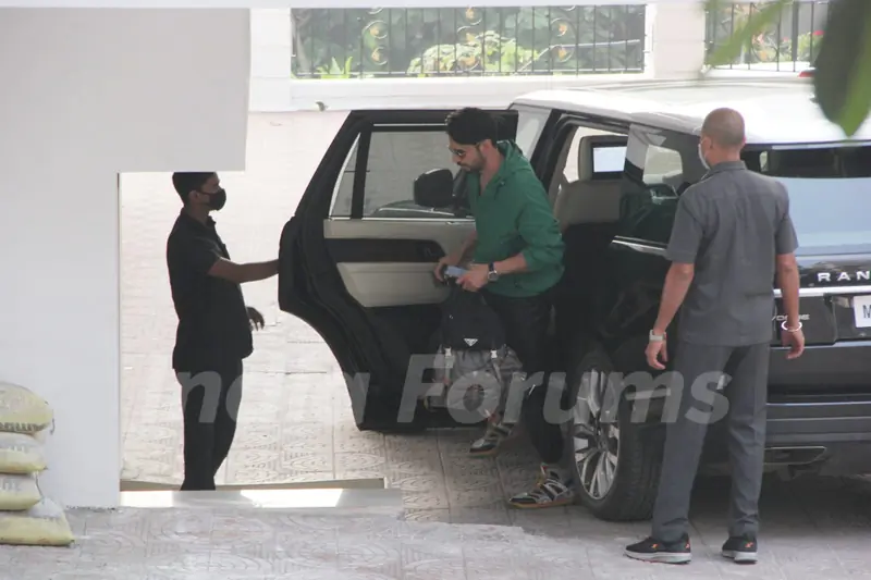 Siddharth Malhotra snapped in Bandra 