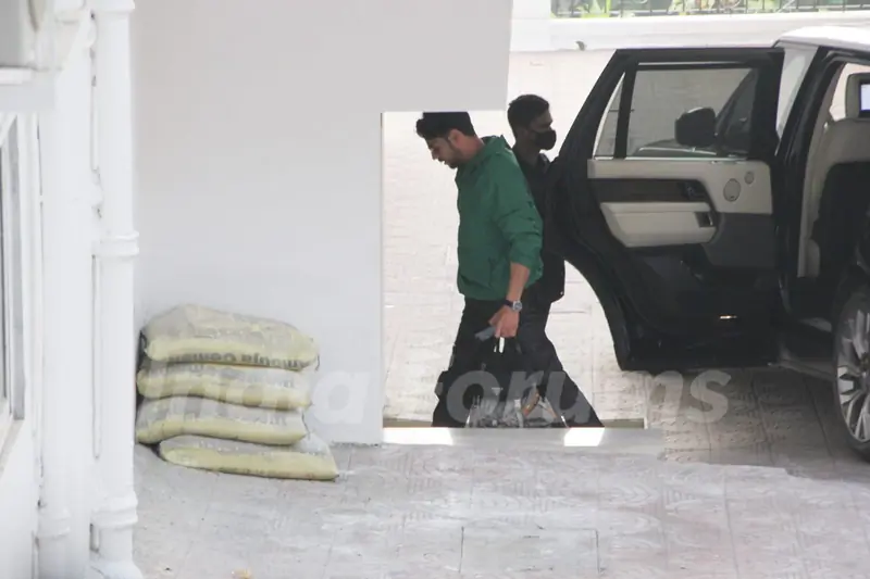 Siddharth Malhotra snapped in Bandra 