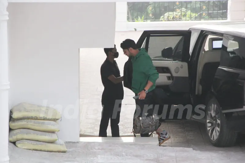 Siddharth Malhotra snapped in Bandra 