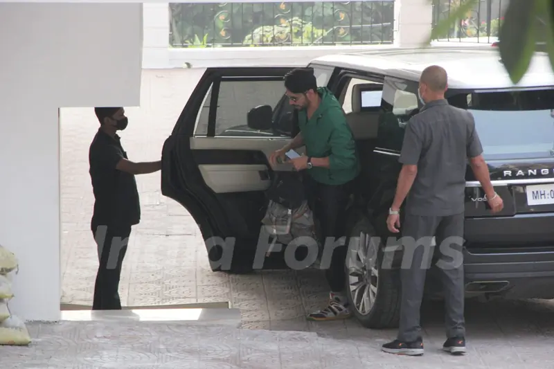 Siddharth Malhotra snapped in Bandra 