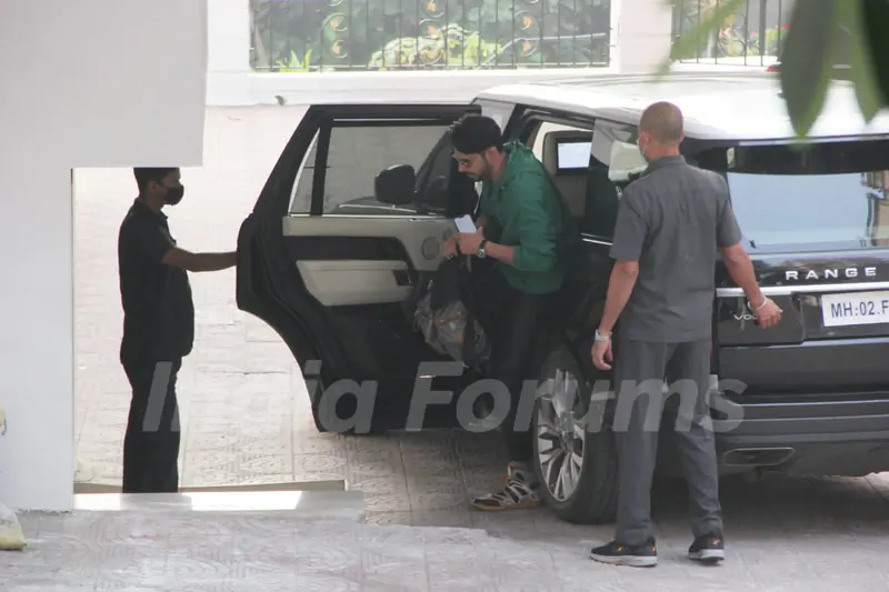 Siddharth Malhotra snapped in Bandra 