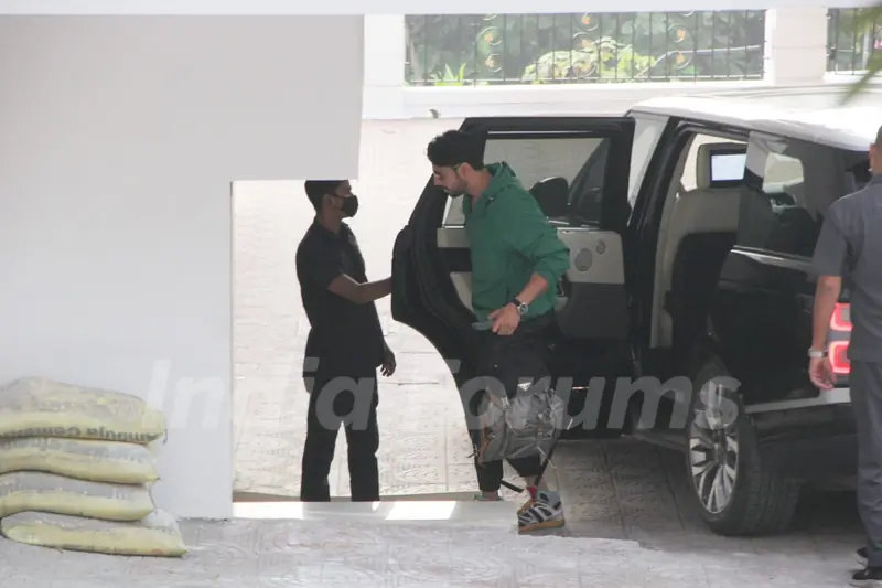 Siddharth Malhotra snapped in Bandra 