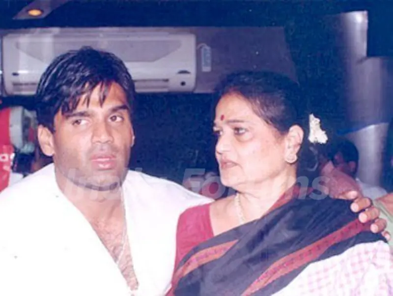 Suniel Shetty with his mother