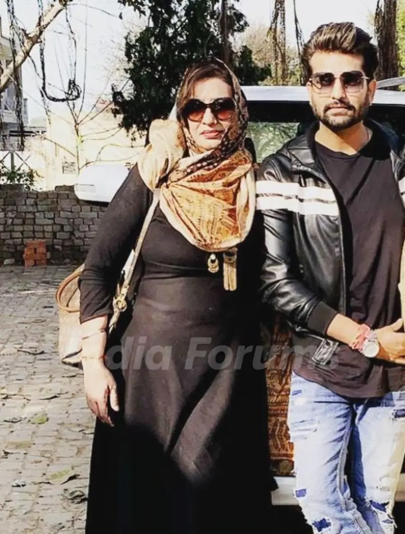 Hans Raj Hans' wife and son