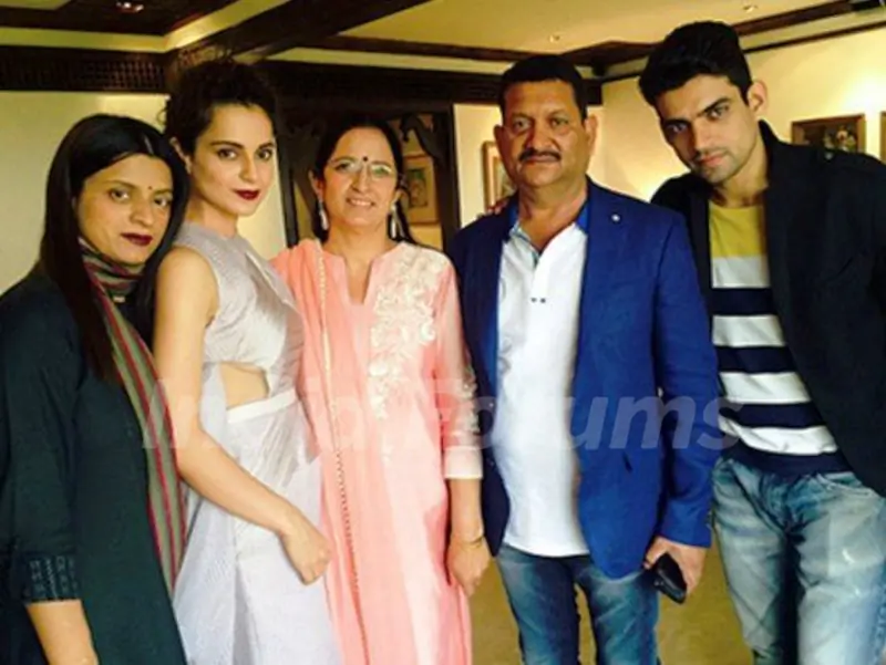 Kangana Ranaut With Her Parents And Siblings