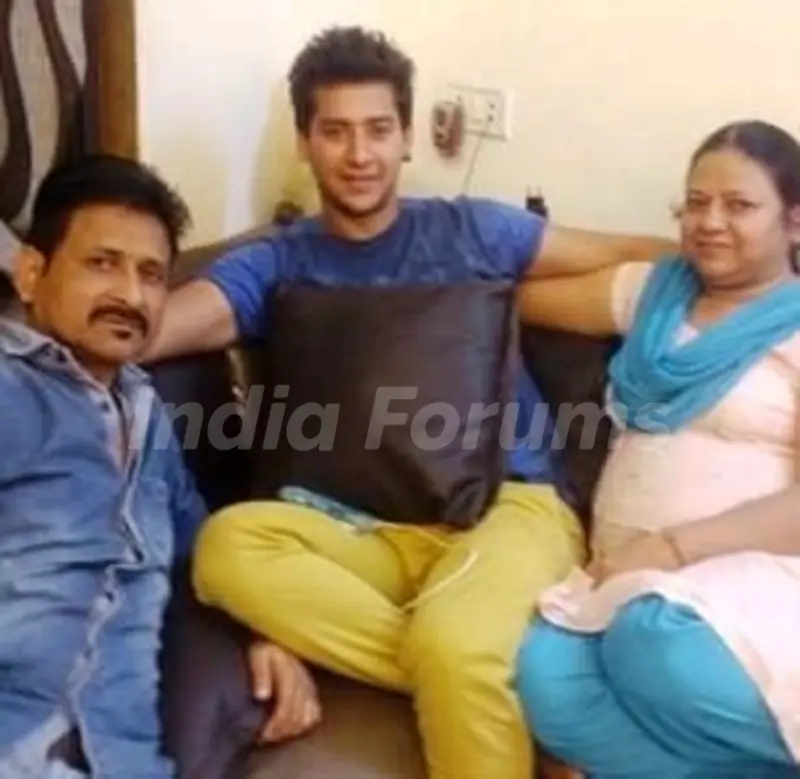 paras-arora-with-his-parents