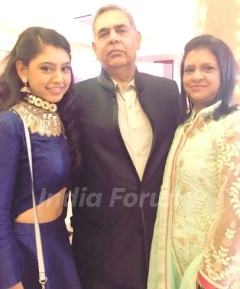 Niti Taylor With Her Parents