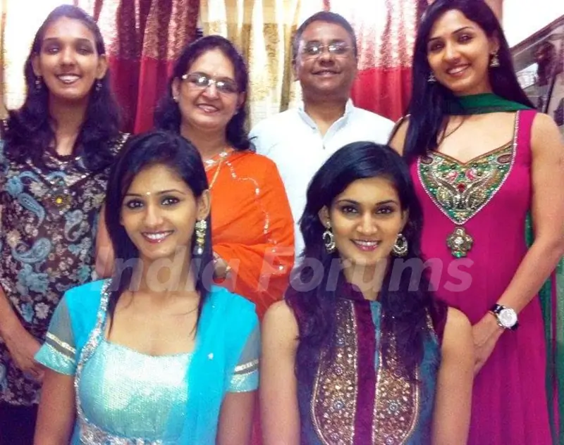 Neeti Mohan With Her parents and sisters