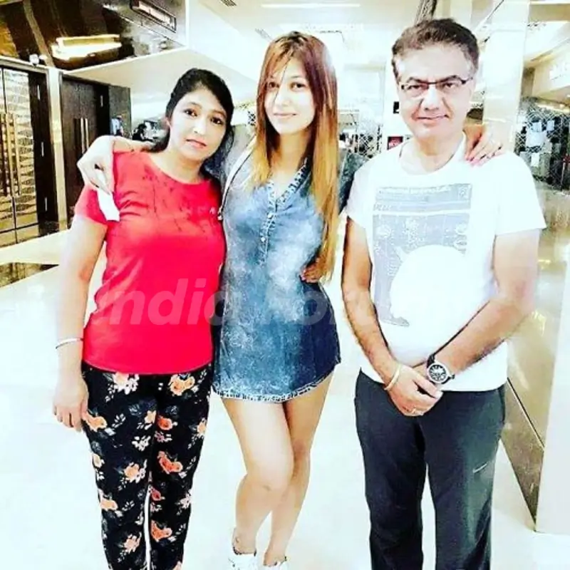 Jasleen Matharu with her parents