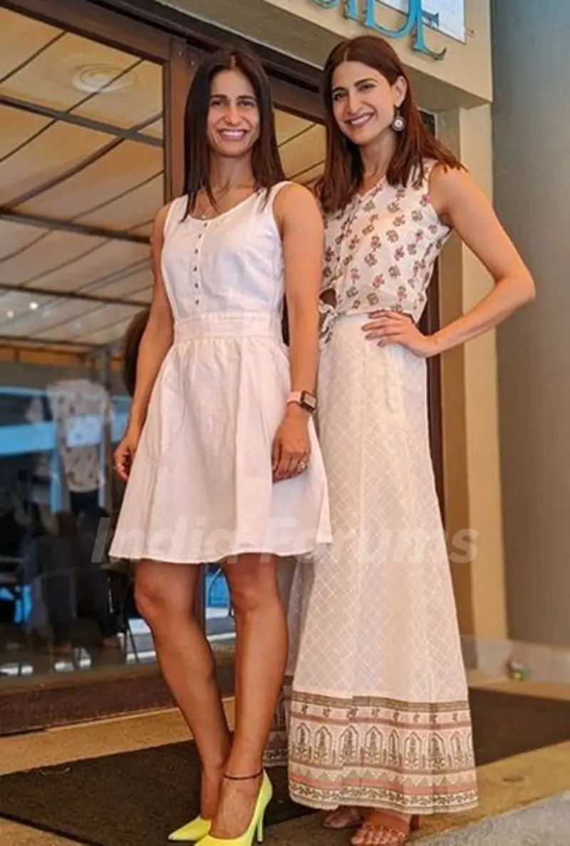 Aahana Kumra and her sister