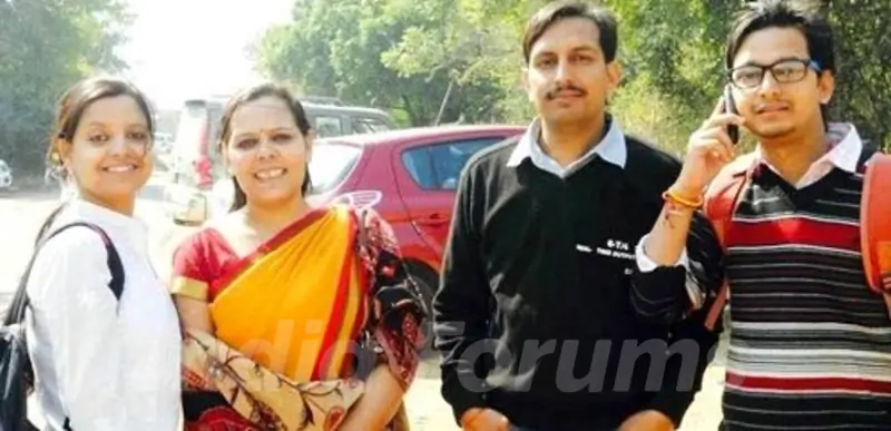 Paritosh Tripathi with his brother Ashutosh Tripathi and sisters Archana Tripathi (Second from left) and Alpana Tripathi (Left)