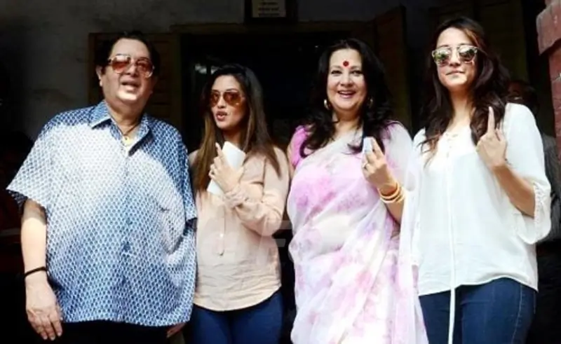 Riya Sen with her parents and sister Raima Sen