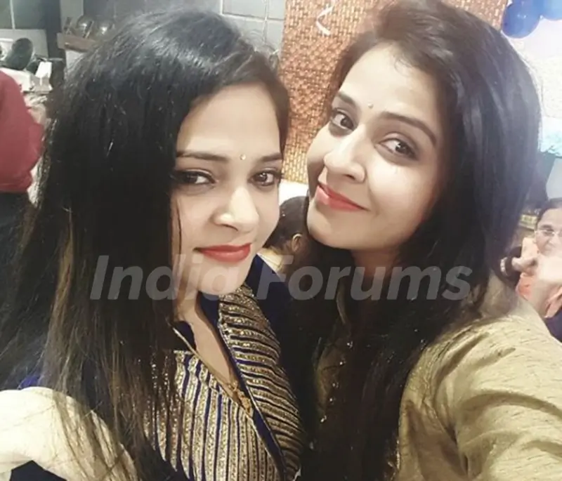 Neha Pawar with her sister