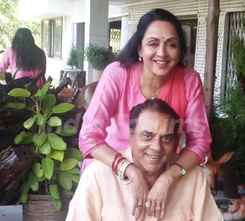 hema-malini-with-her-husband-dharmendra