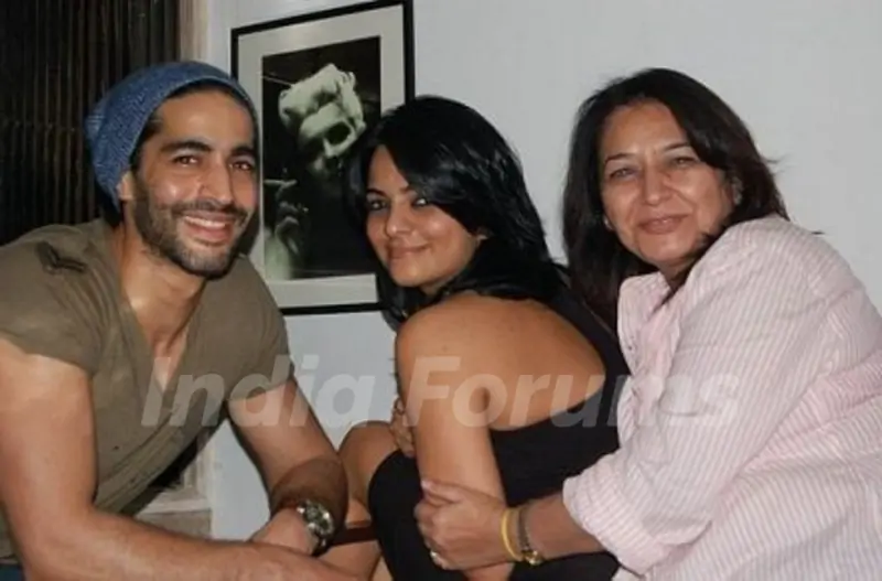 Himanshi Choudhary with mother and brother