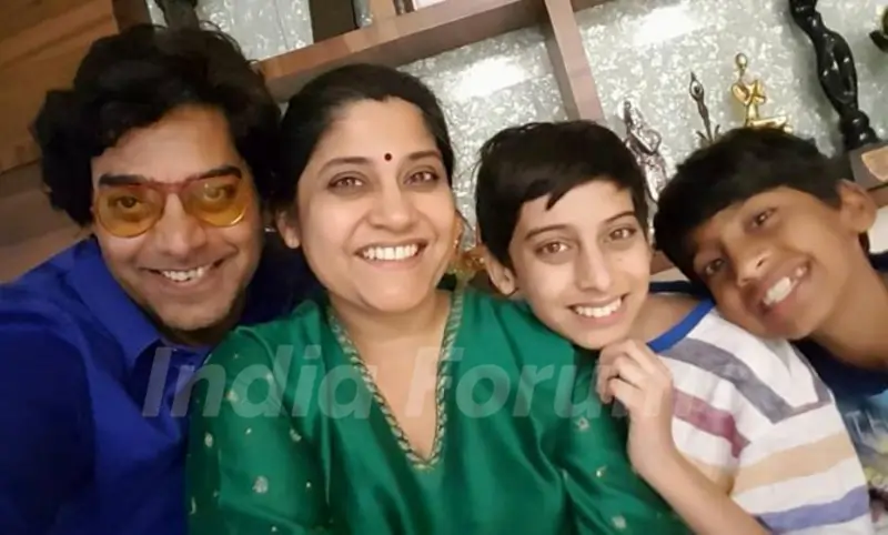 Renuka Shahane with her husbnd & children