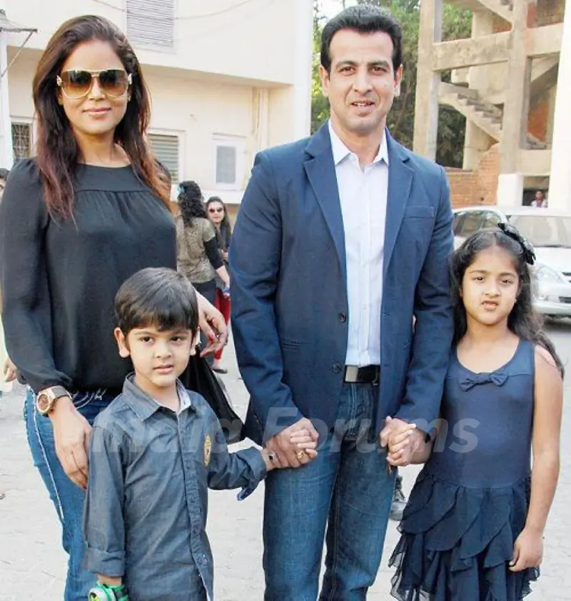 Ronit Roy with his family
