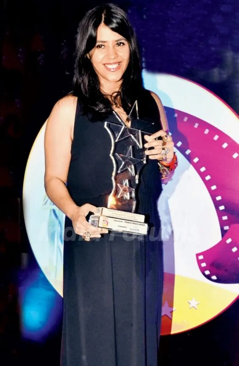 Ekta kapoor posing with the award