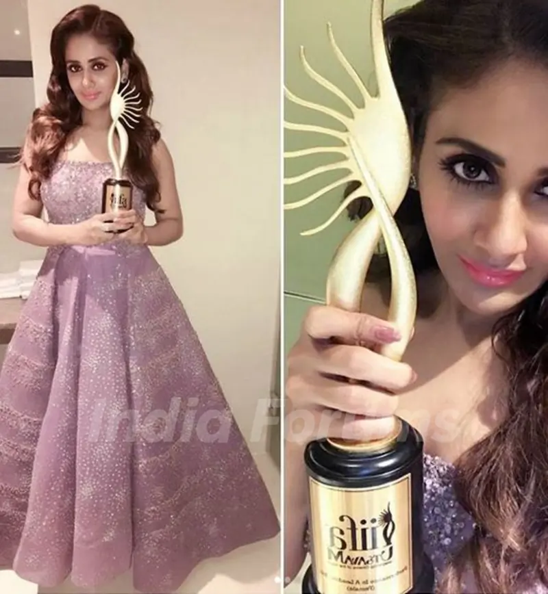 Parul Yadav posing with IIFA Award