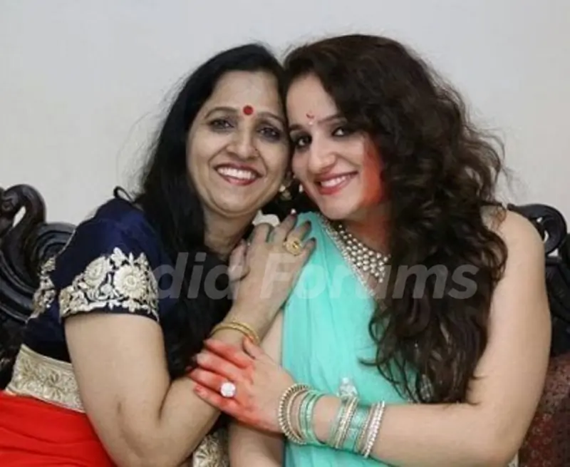 Siddharth Gupta mother with sister