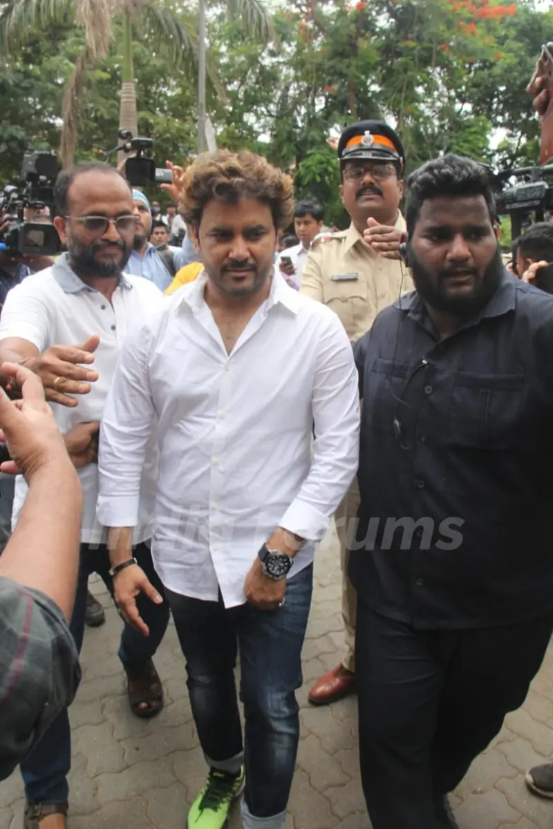 Javed Ali spotted at KK's house 