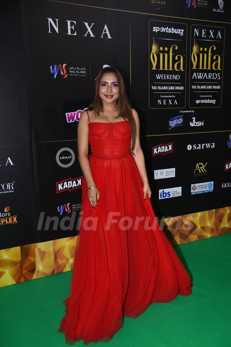 celebrity poses to paparazzi at green carpet of IIFA awards 2022 in Abu Dhabi