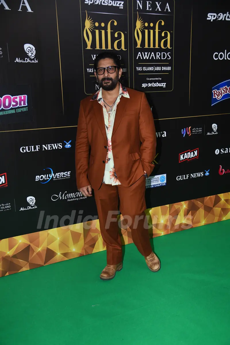  Arshad Warsi poses to paparazzi at green carpet of IIFA awards 2022 in Abu Dhabi