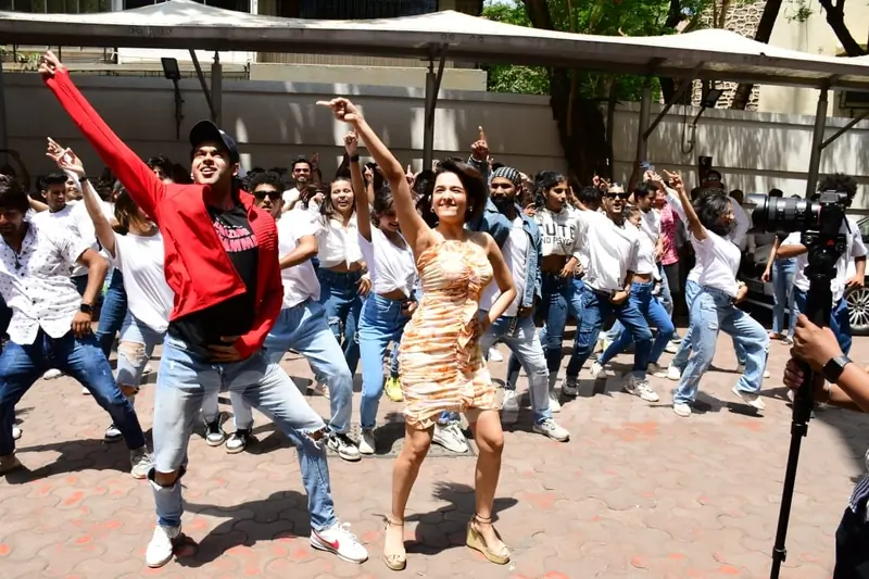Abhimanyu Dassani and Shirley Setia performing for shilpa shetty 
