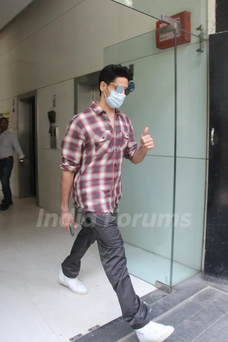 Sidharth Malhotra spotted at Santacruz 