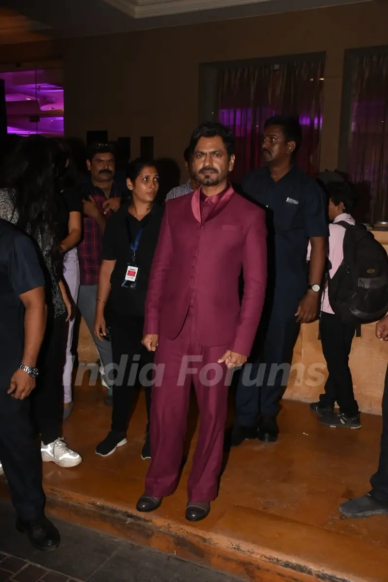 Nawazuddin Siddiqui poses to paparazzi at an award function