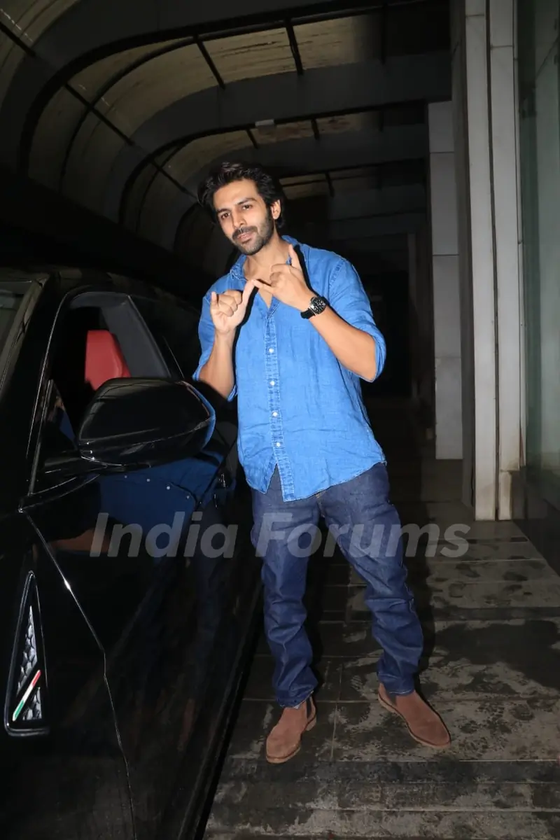 Kartik Aaryan spotted at Ashoush Gowariker office at Khar 