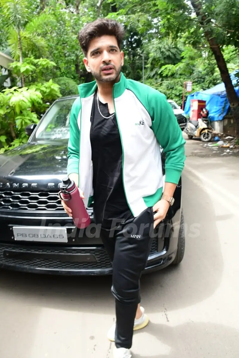 Karan Kundrra spotted in Juhu