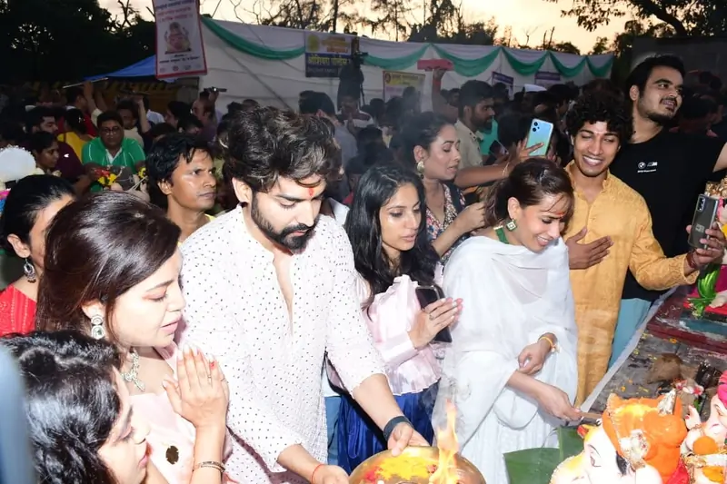 Gurmeet Choudhary and zDebina Bonnerjee clicked Ganpati Viserjan