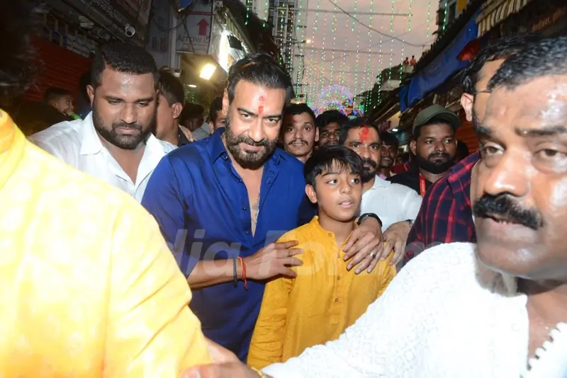 Ajay devgn spotted with son Yug devgn at Lalbaugcha Raja 