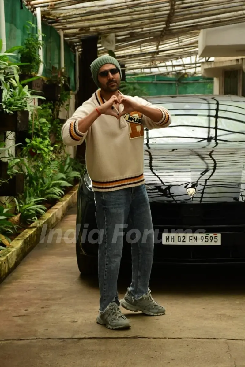 Kartik Aaryan spotted dubbing studio in Juhu
