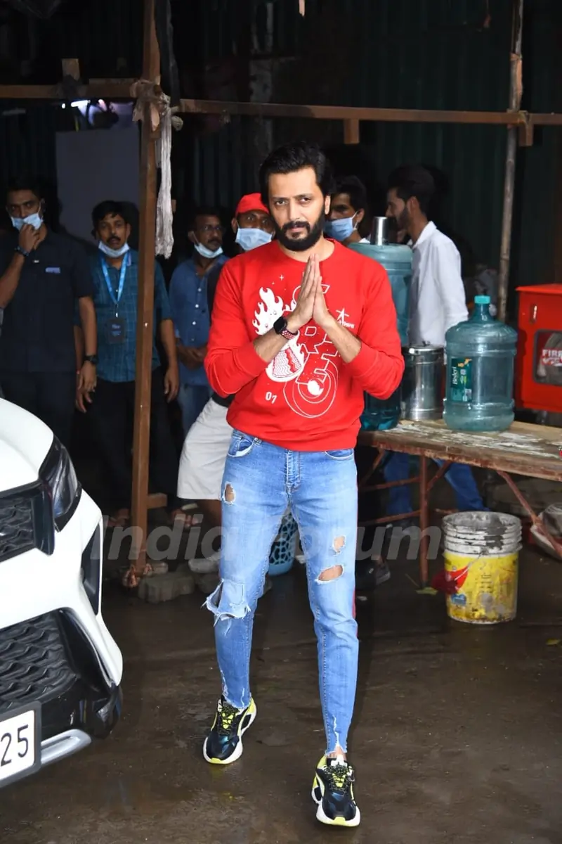 Riteish Deshmukh spotted in Juhu
