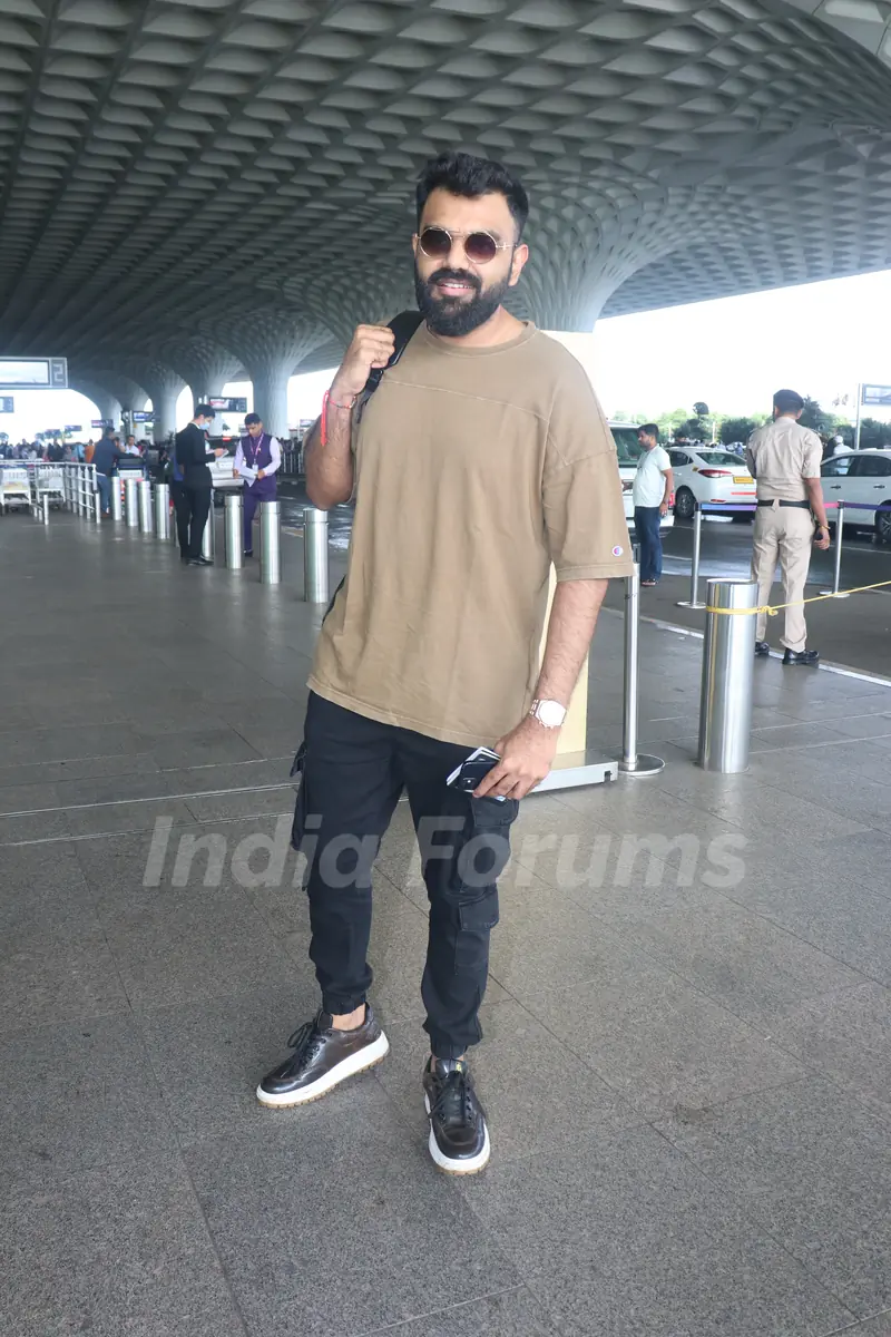 Dj Chetas snapped at the Mumbai airport