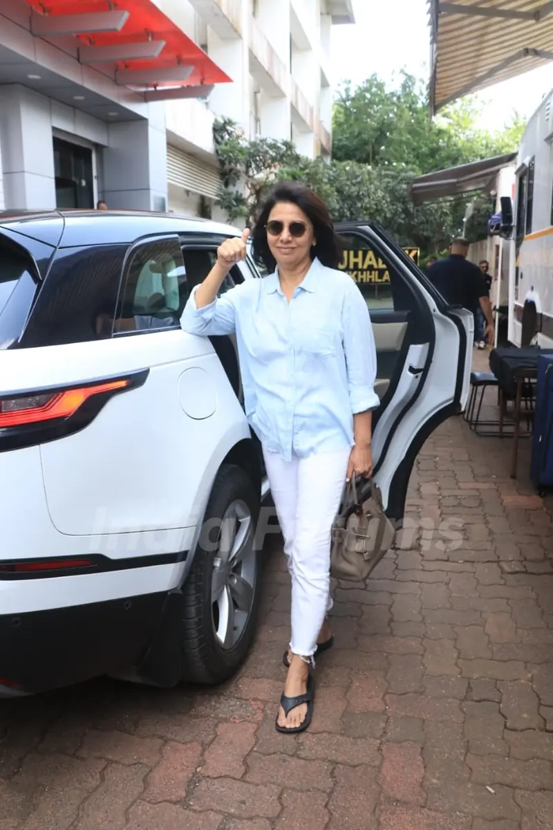 Neetu Kapoor snapped on the set of  Jhalak Dikhhla Jaa 10