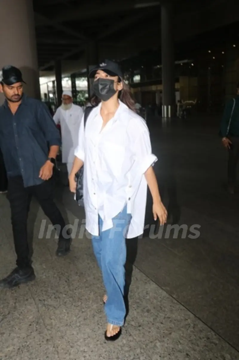 Rashmika Mandanna spotted at the Mumbai airport