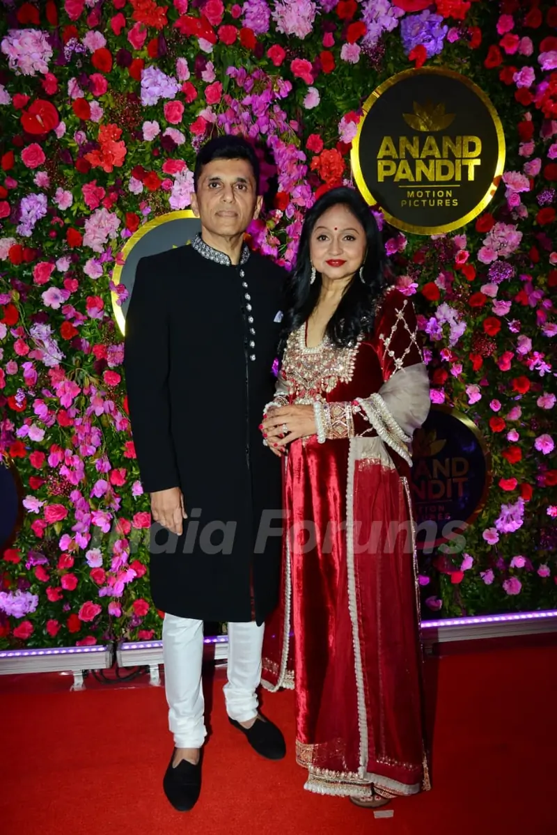 Anand Pandit, Roop 