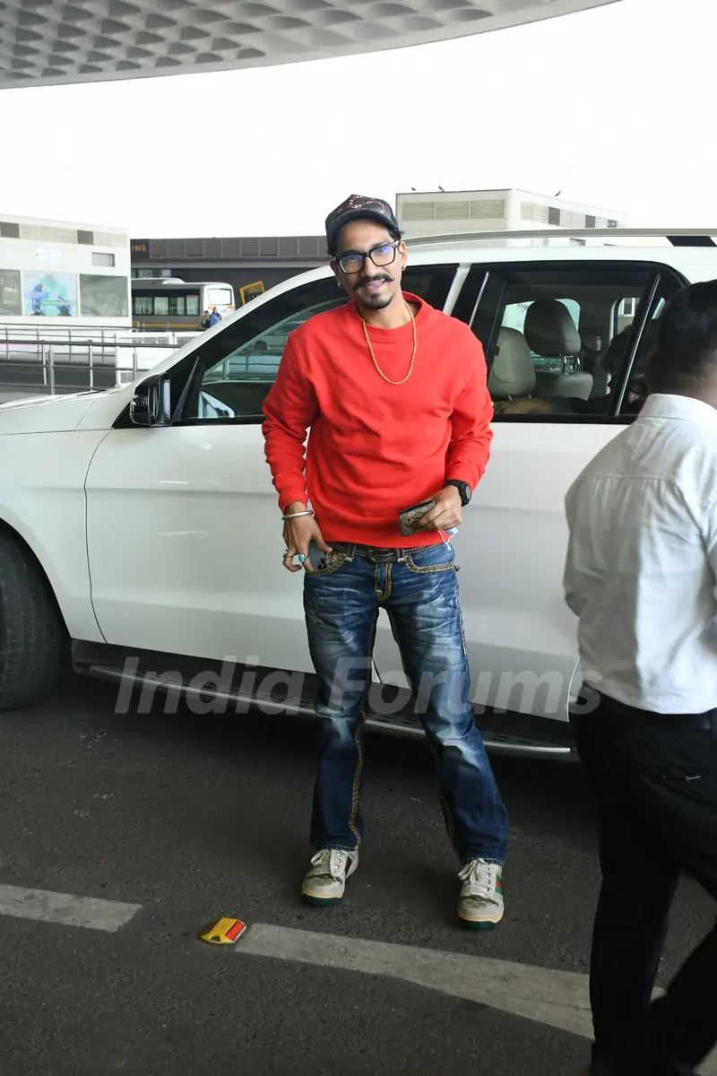 Haarsh Limbachiyaa spotted at the Mumbai airport