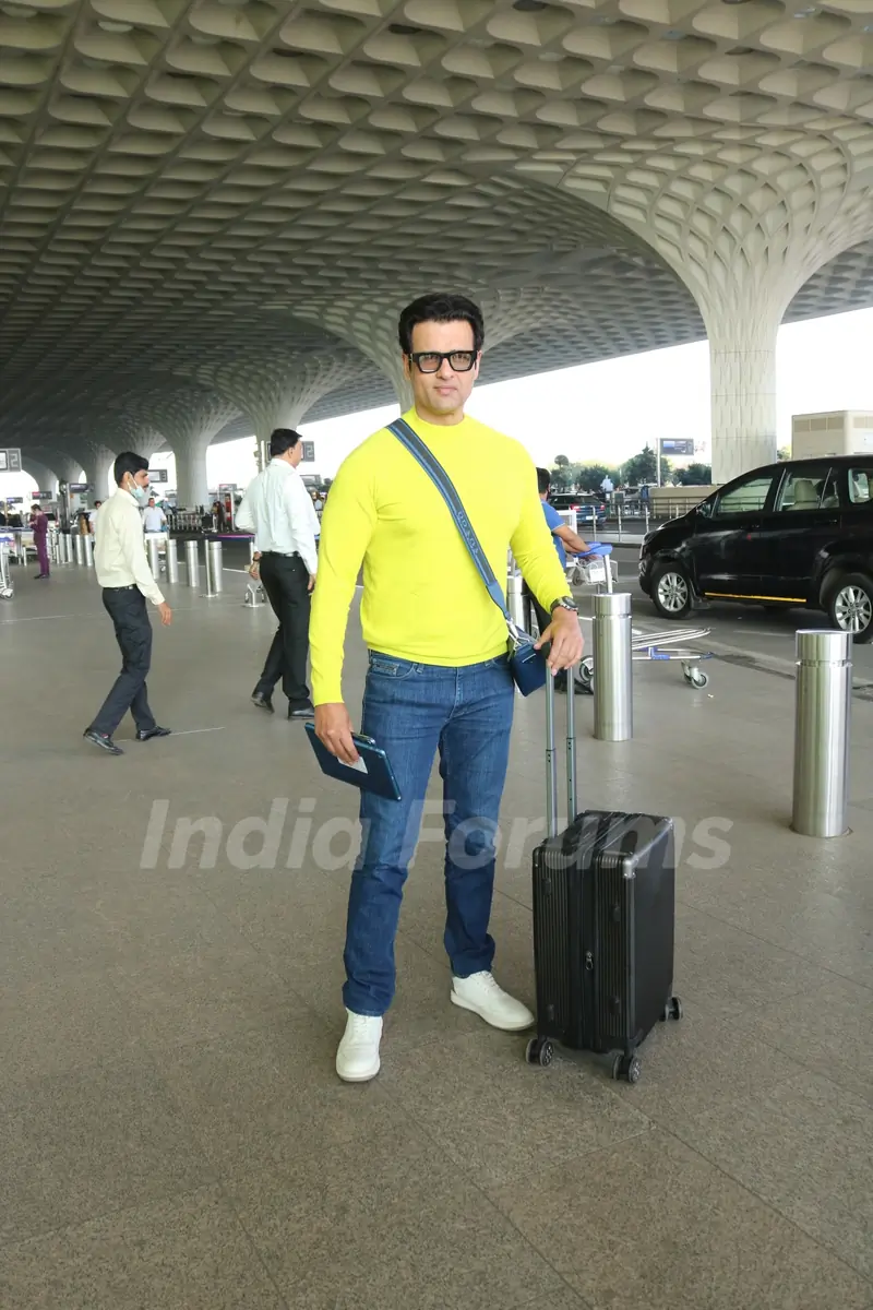 Rohit Roy spotted at the Mumbai airport