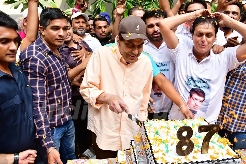 Dharmendra celebrating his 87th Birthday 