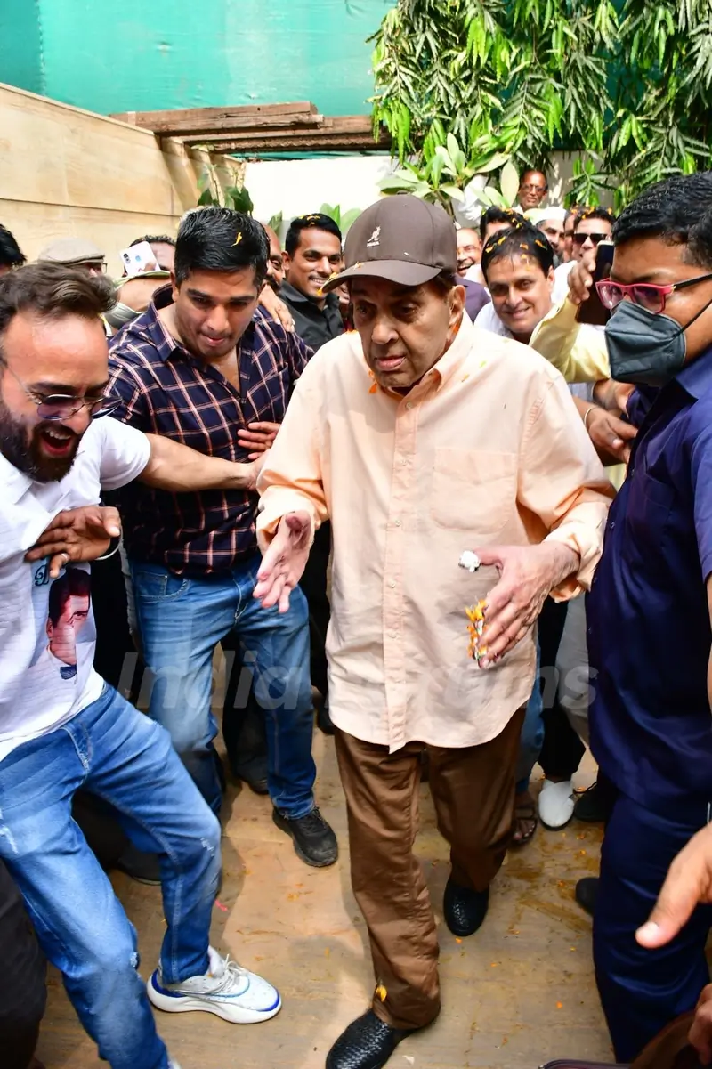Dharmendra celebrating his 87th Birthday 