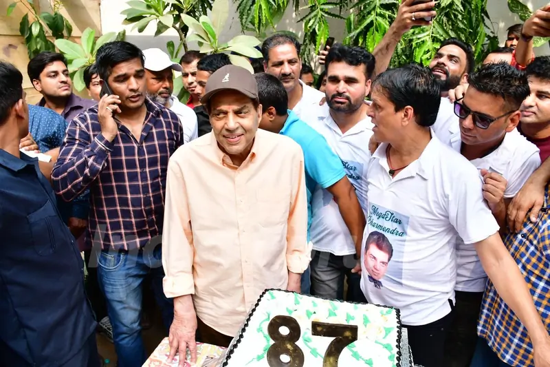 Dharmendra celebrating his 87th Birthday 