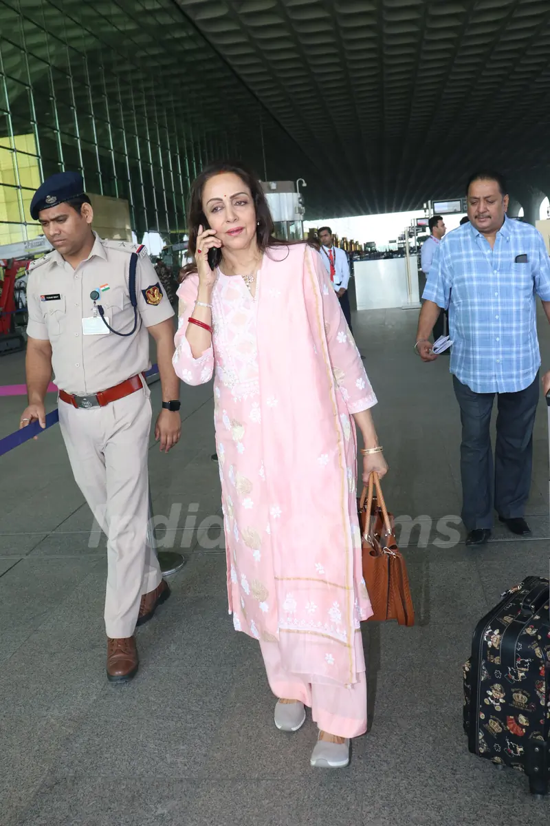 Hema Malini Spotted  at the Mumbai airport